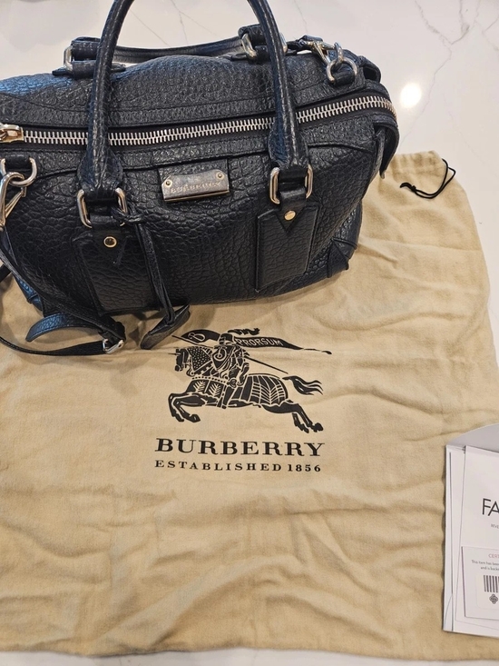 Burberry Handbags - AUTHENTICATED Burberry Heritage Grain Leather Gladstone in Black